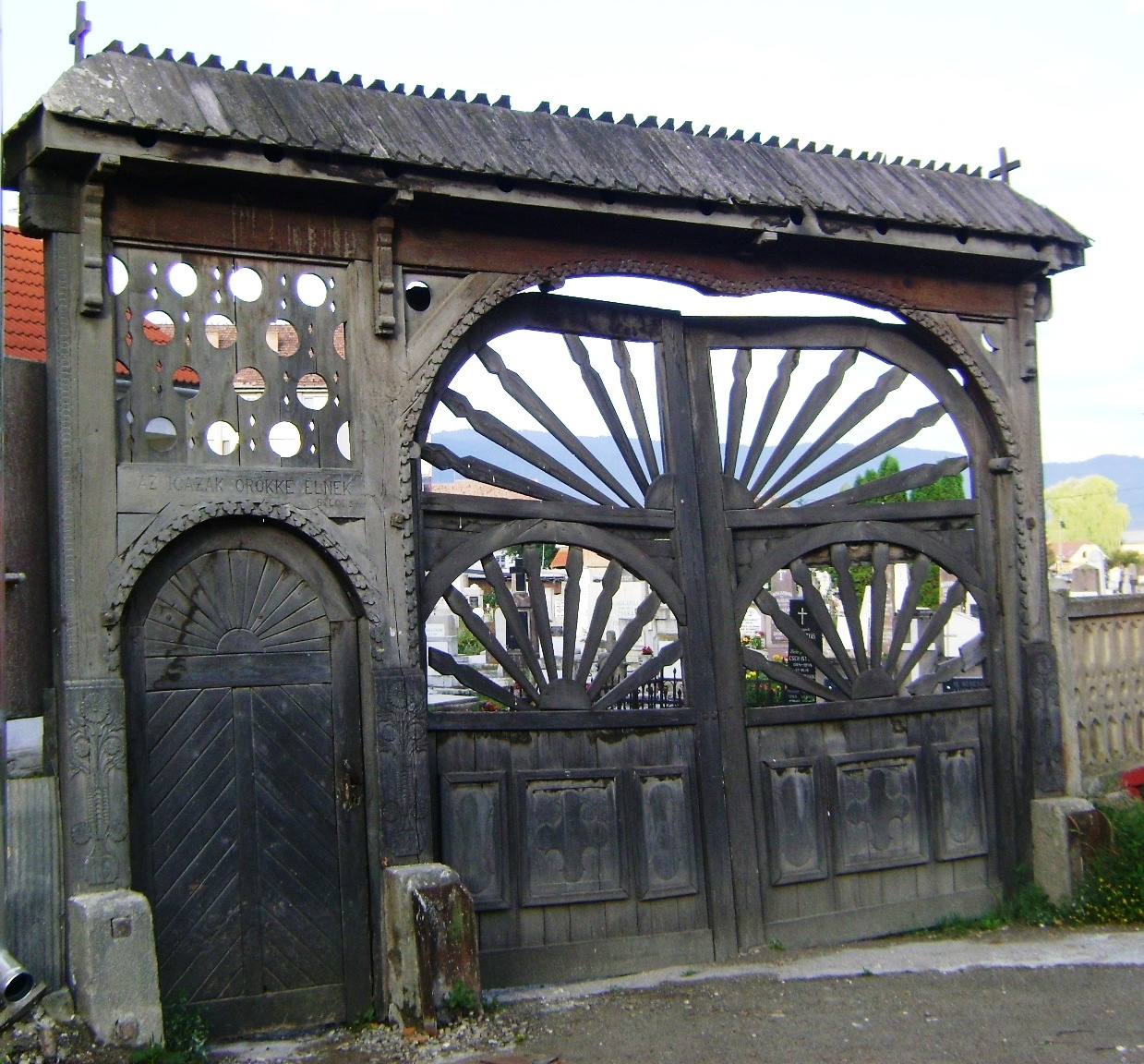 Csíkszereda, temető-bejárat