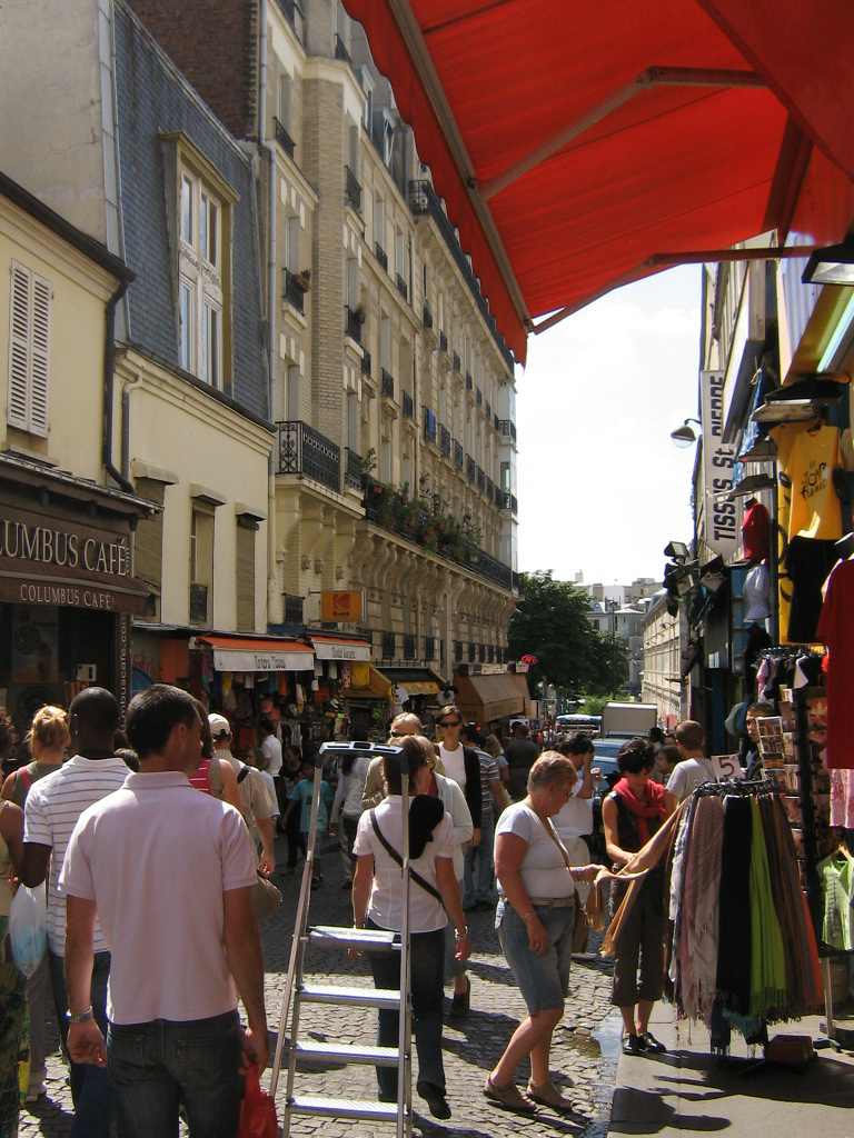 Rue de Steinkerque - bazárutca a Sacre Coeur felé