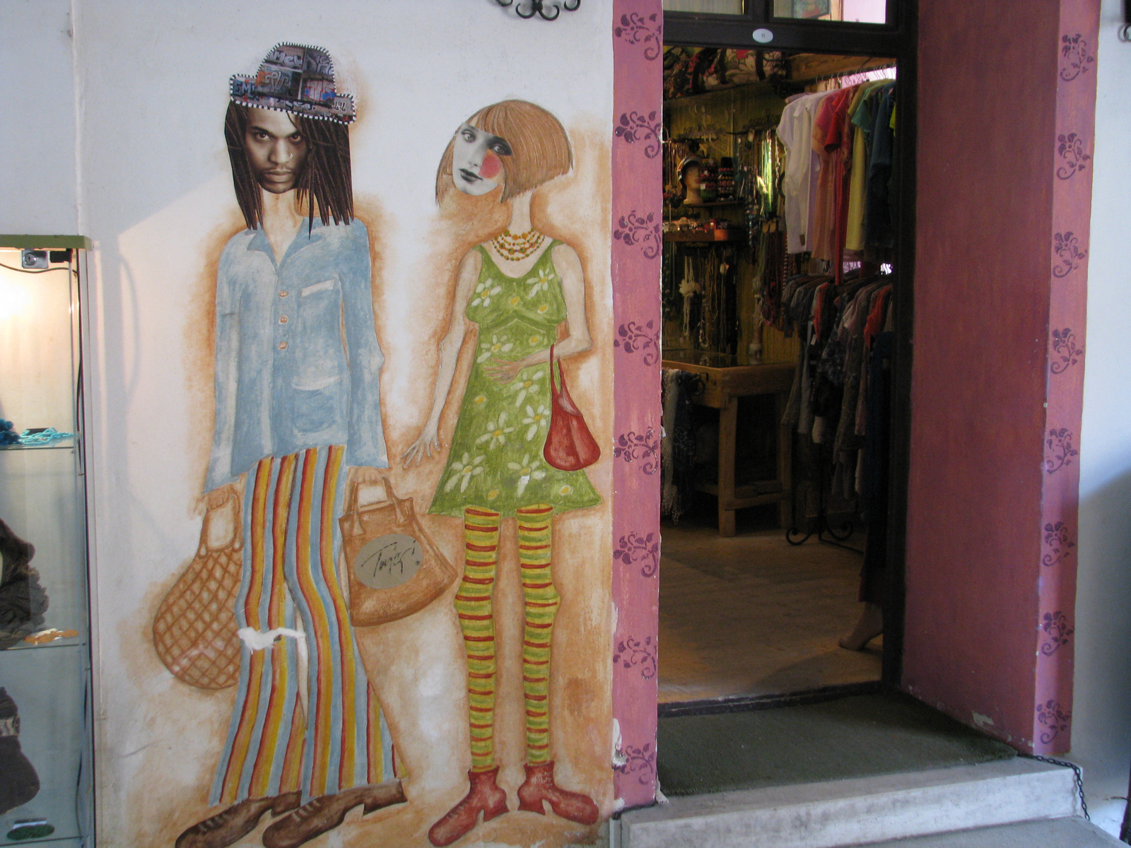 festett fal a bejáratnál lévő üzlet mellett