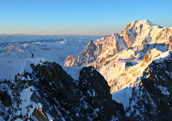 06 A Grandes Jorasses csúcsán, háttérben a Mount Blanc