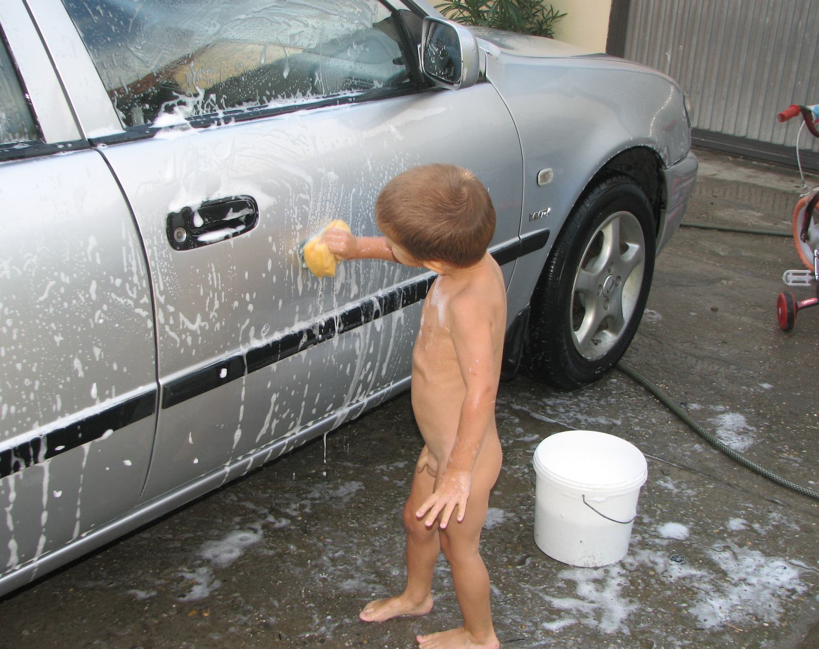 Zétény autót mos