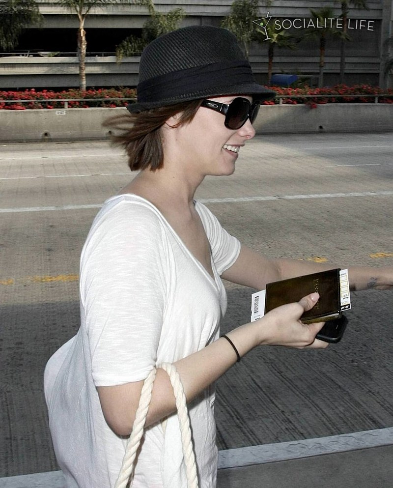 gallery enlarged-ashleygreene-lax-photos-06202009-05