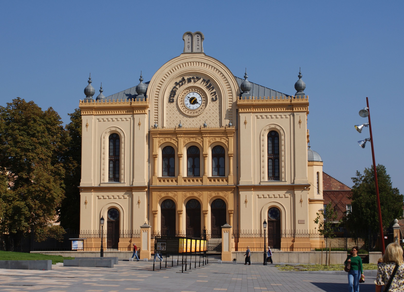 Pécs - a Zsinagóga szépen felújított épülete