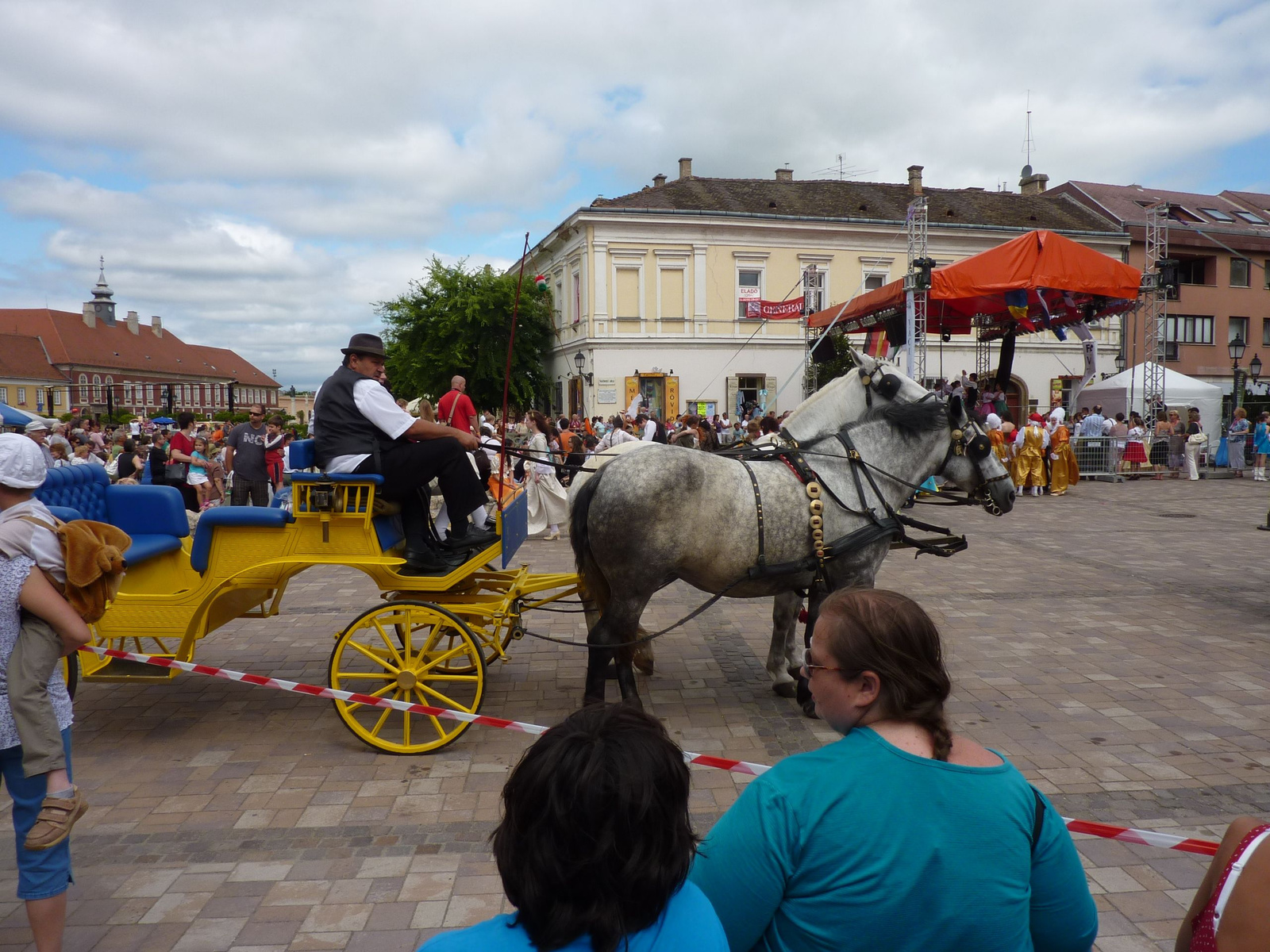 Sárga és kék a kocsi