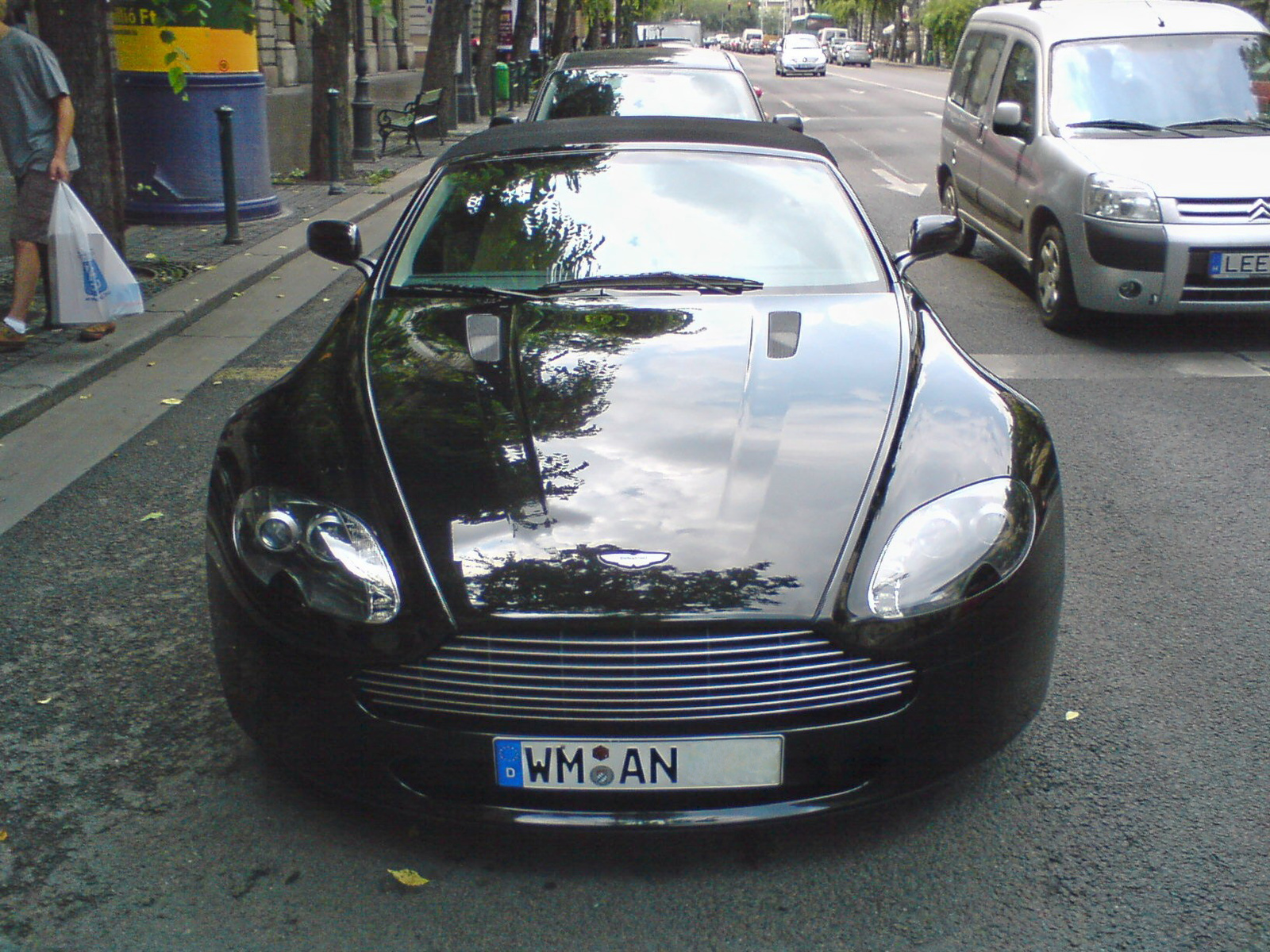 Aston Martin Vantage Roadster (2)