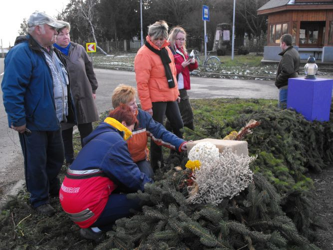 20101127-Adventi koszorú készítésel Hegyfalu 025