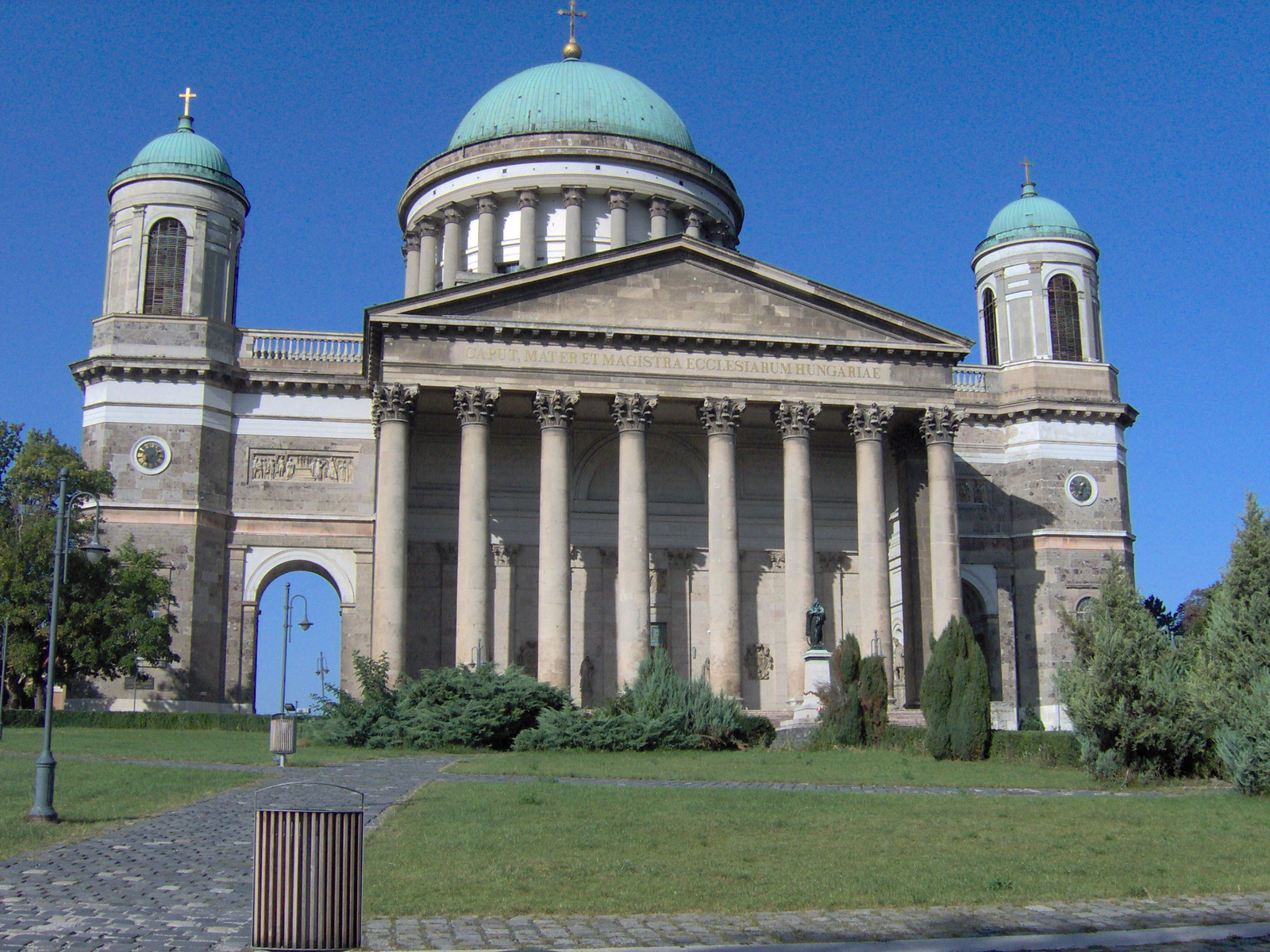 Bazilika bejárati  része