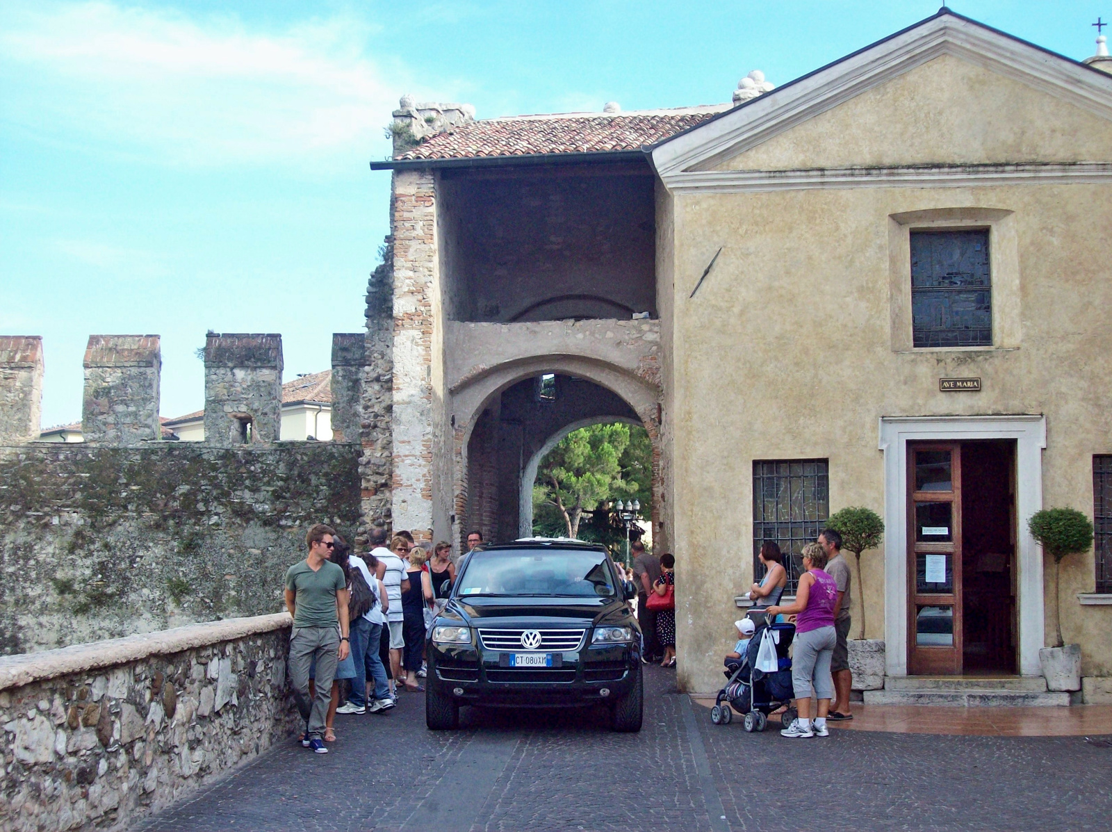 szűk átjáró, sirmione