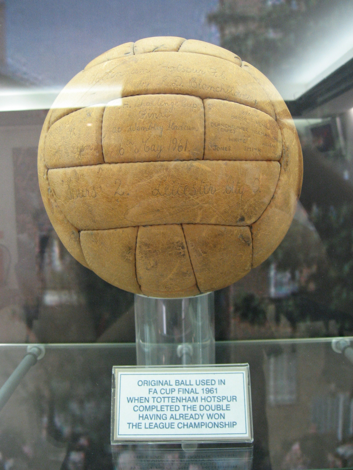 A Tottenham 1961-es labdája