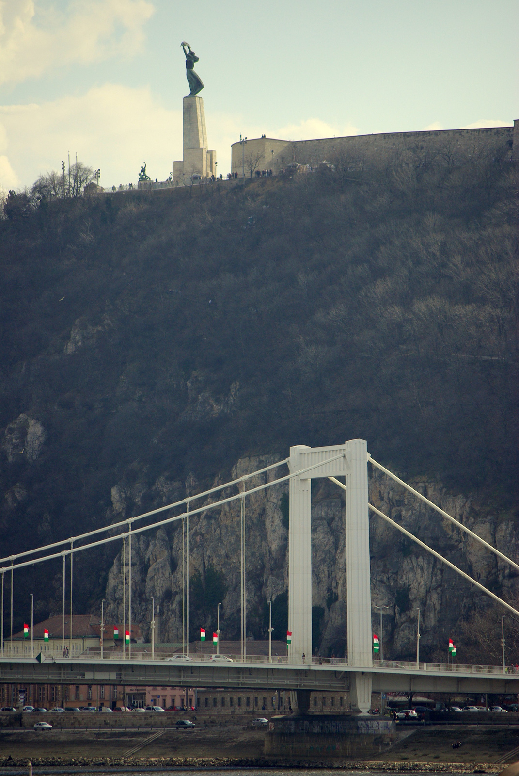 Erzsébet híd, Szabadság szobor