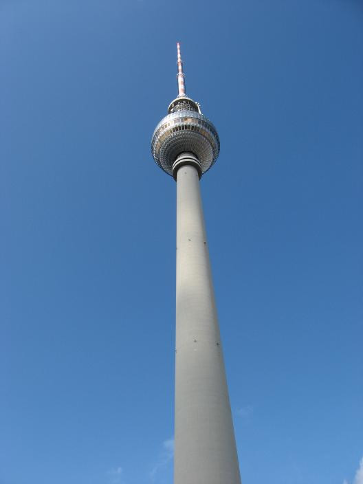 tévétorony = Fernsehturm am Alexanderplatz