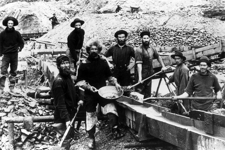 Goldsucher in Klondike River 1897