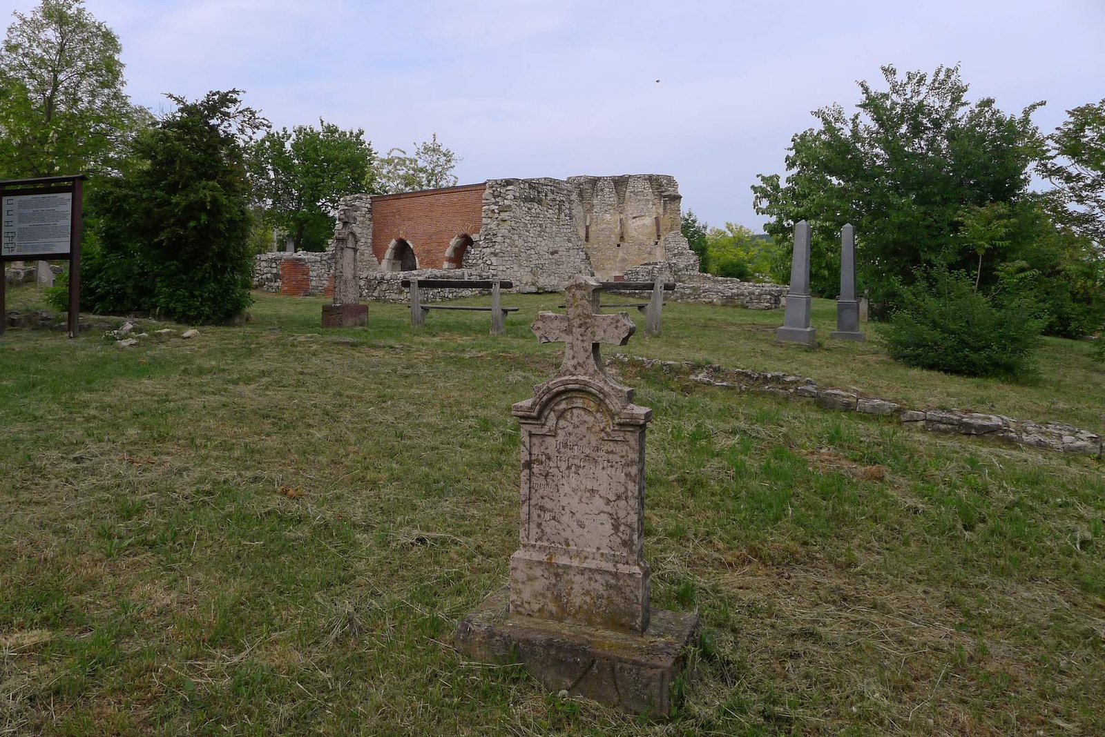 Papsokai-Siskei templomrom és temető