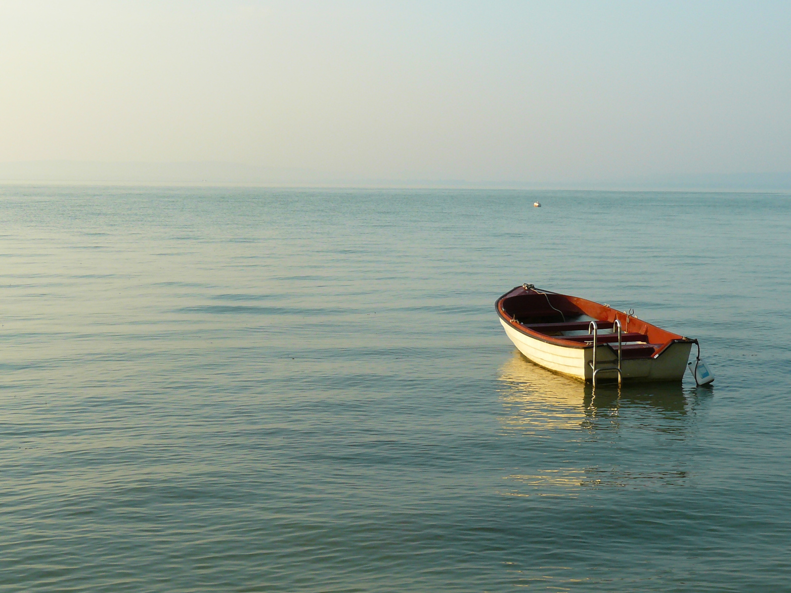 A Balaton, reggel, csónakkal
