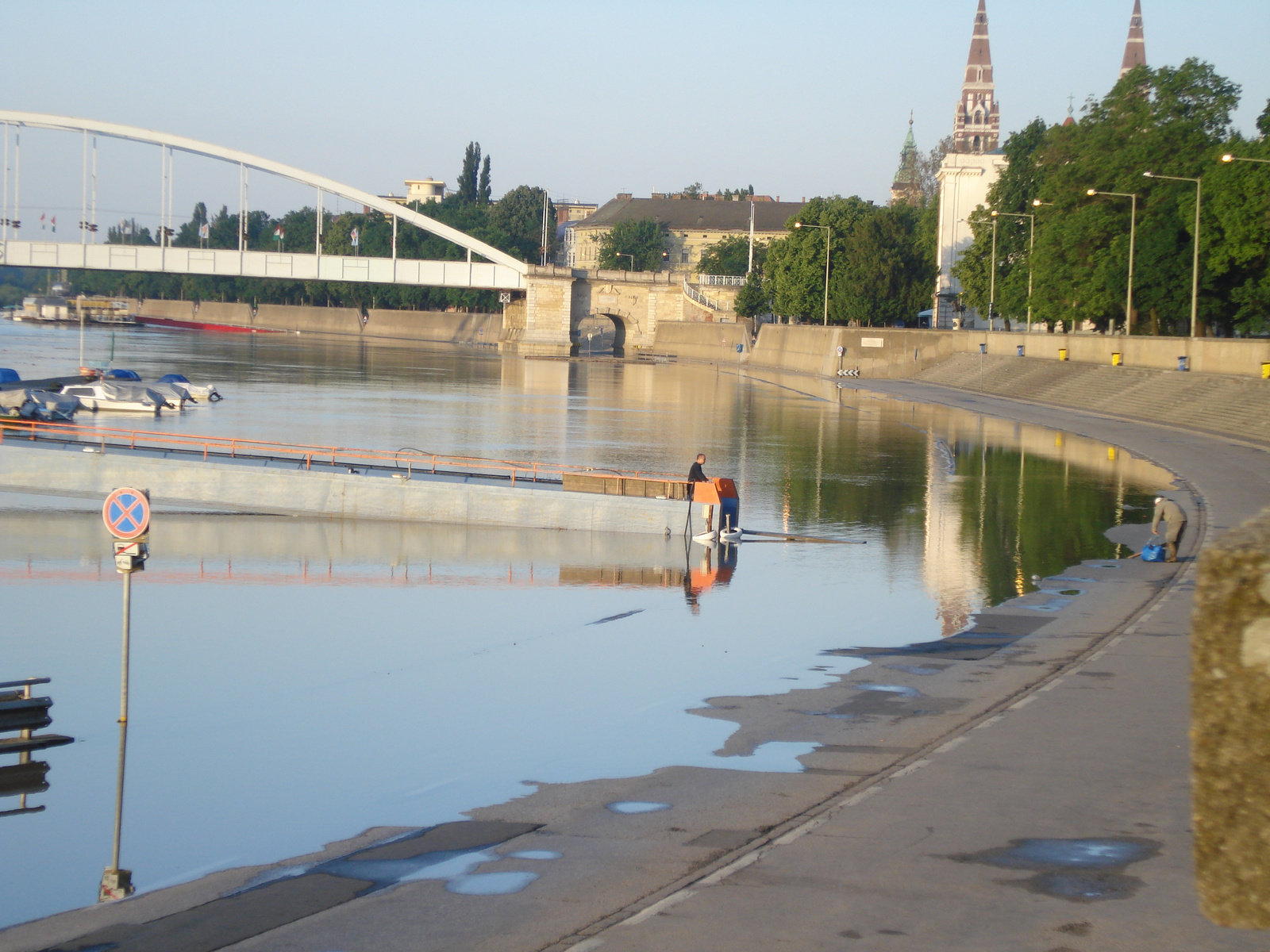 Az áradó Tisza kora reggel