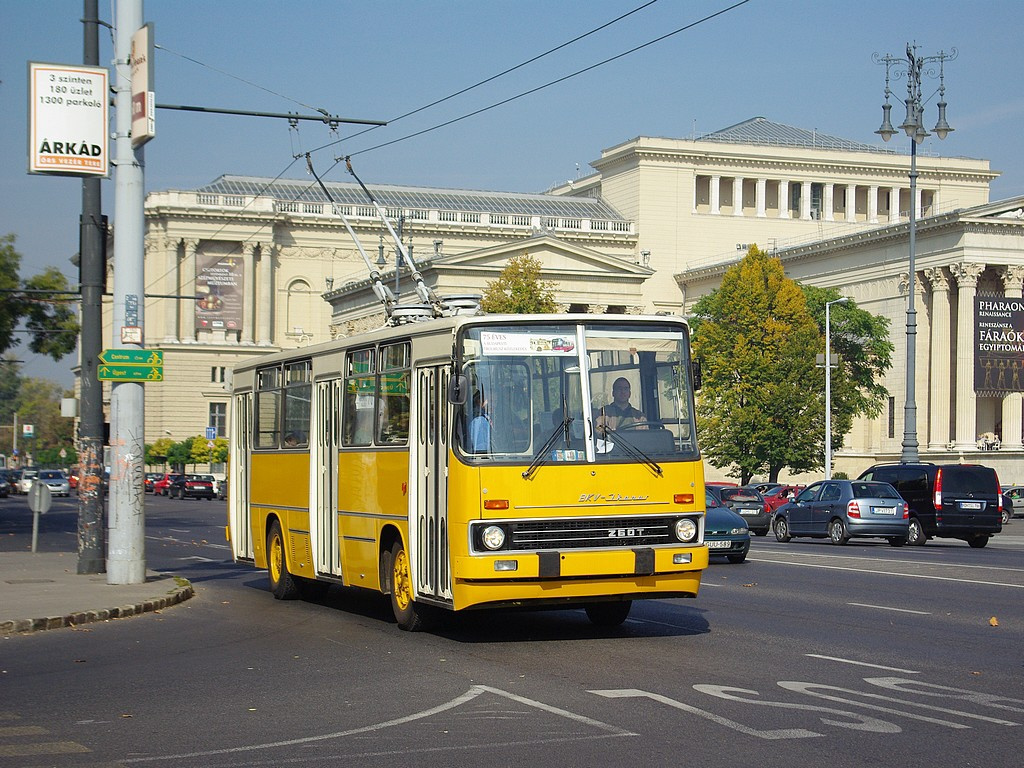 Ikarus 260T a Hősök terén 1 2008.10.12