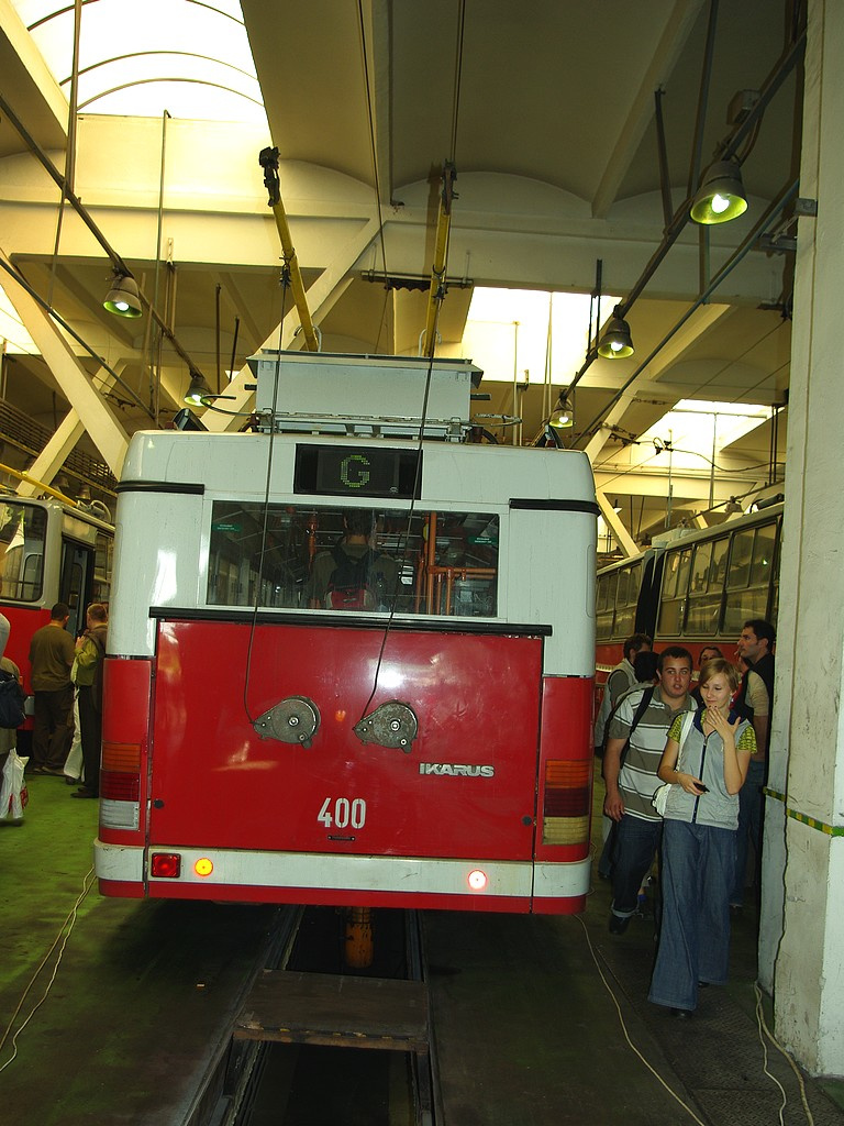 Ikarus 411 T a Pongrác úti troligarázsban 2 2008.10.11