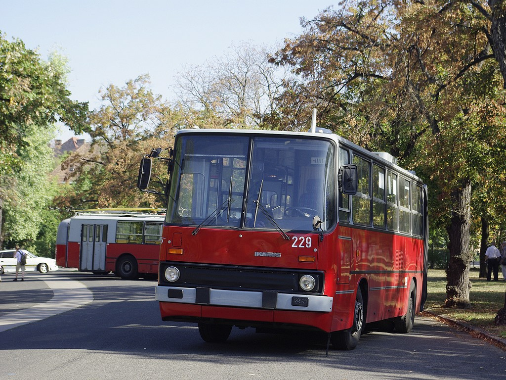 Ikarus 280T a Közlekedési Múzeumnál 2 2009.09.27