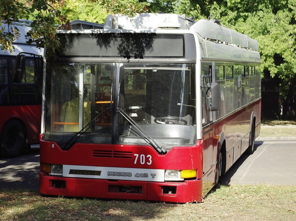 Ikarus 412T a Közlekedési Múzeumnál 1 2009.09.27