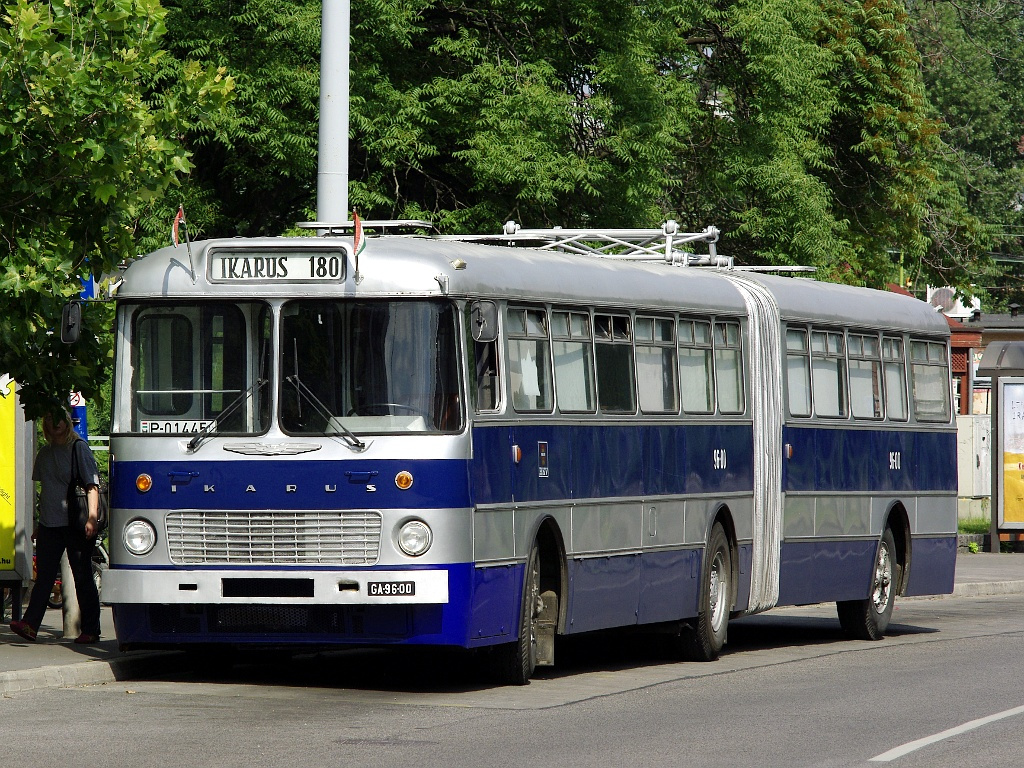 Ikarus 180 a Szentlélek téren 06 2011.06.11