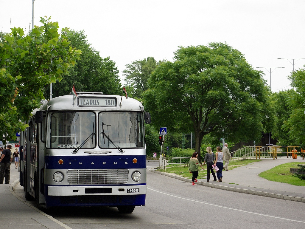 Ikarus 180 a Szentlélek téren 10 2011.06.11