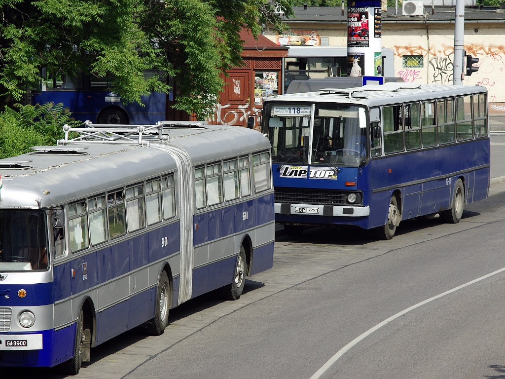 Ikarus 180 és Ikarus 260 a Szentlélek téren 01 2011.06.11