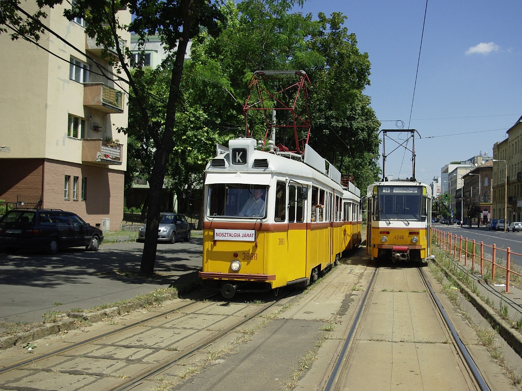 UV és Tátra a Lehel tér előtt 1 2011.07.17