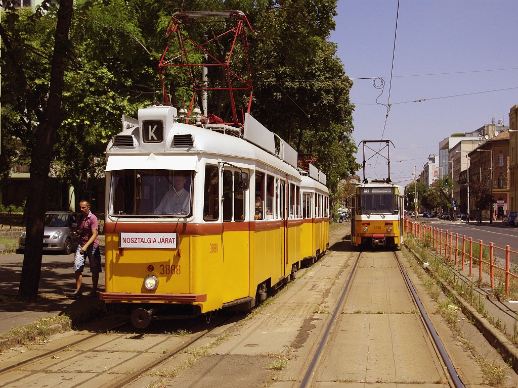 UV és Tátra a Lehel tér előtt 3 2011.07.17