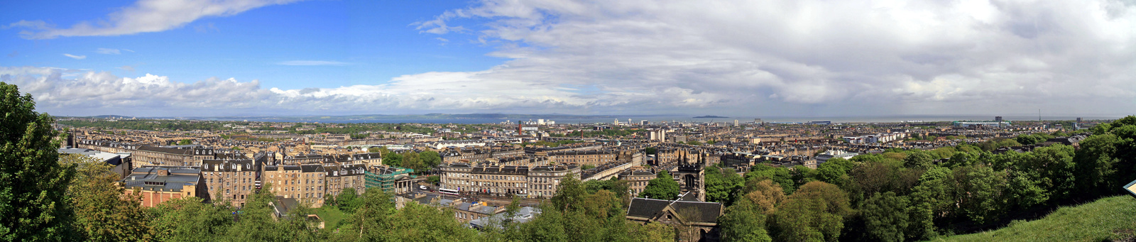 Panorama a Calton Hill-ről NYugatra