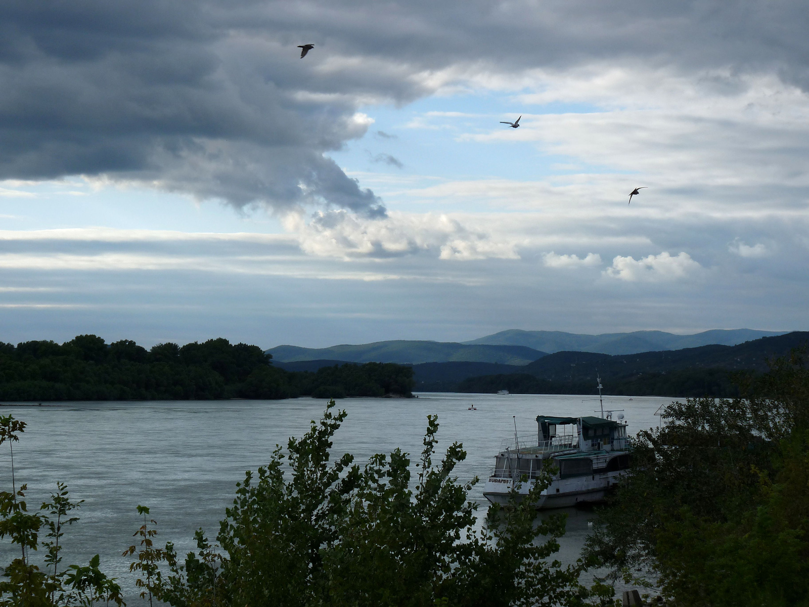 A Duna fölott az ég...
