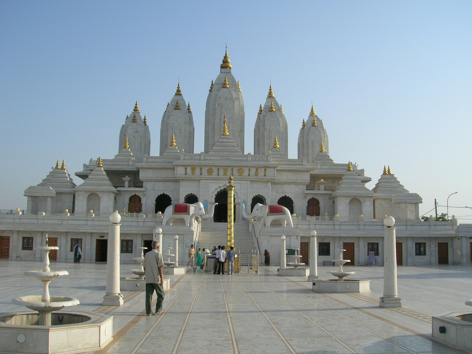 Hindu temple on the way to Delhi