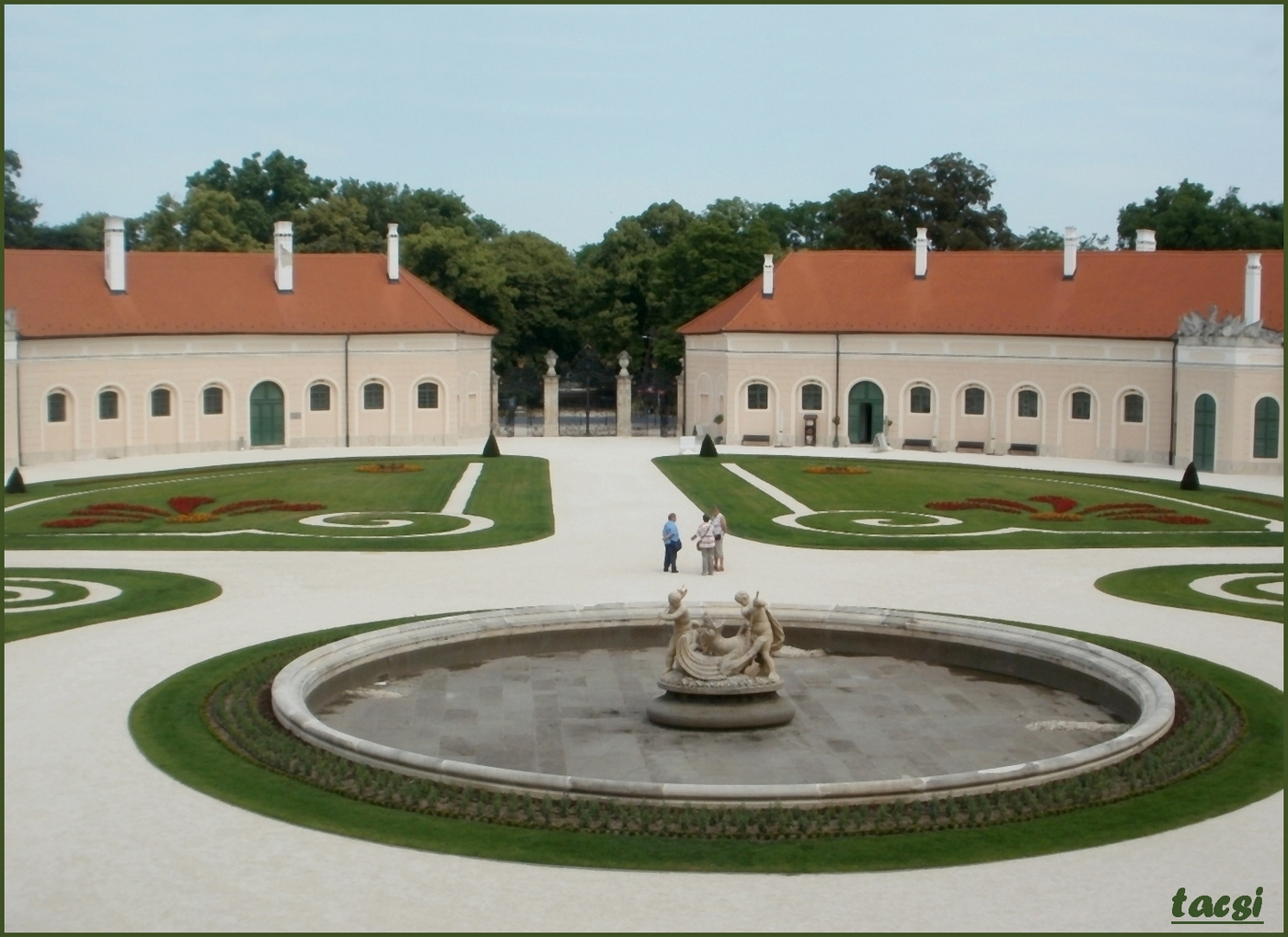 A fertődi Esterházy kastély főbejárata és udvara