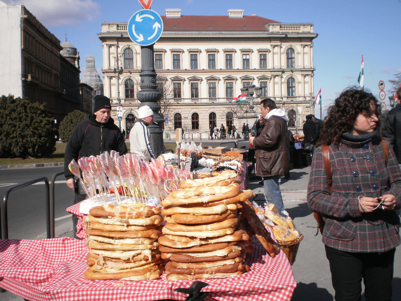 márc. 15.