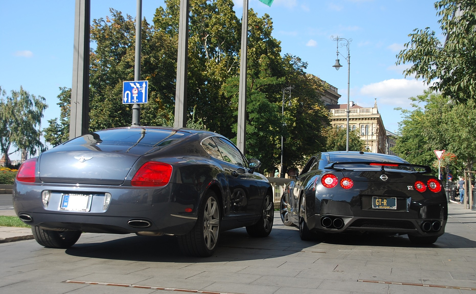 Nissan GT-R - Bentley Continental GT