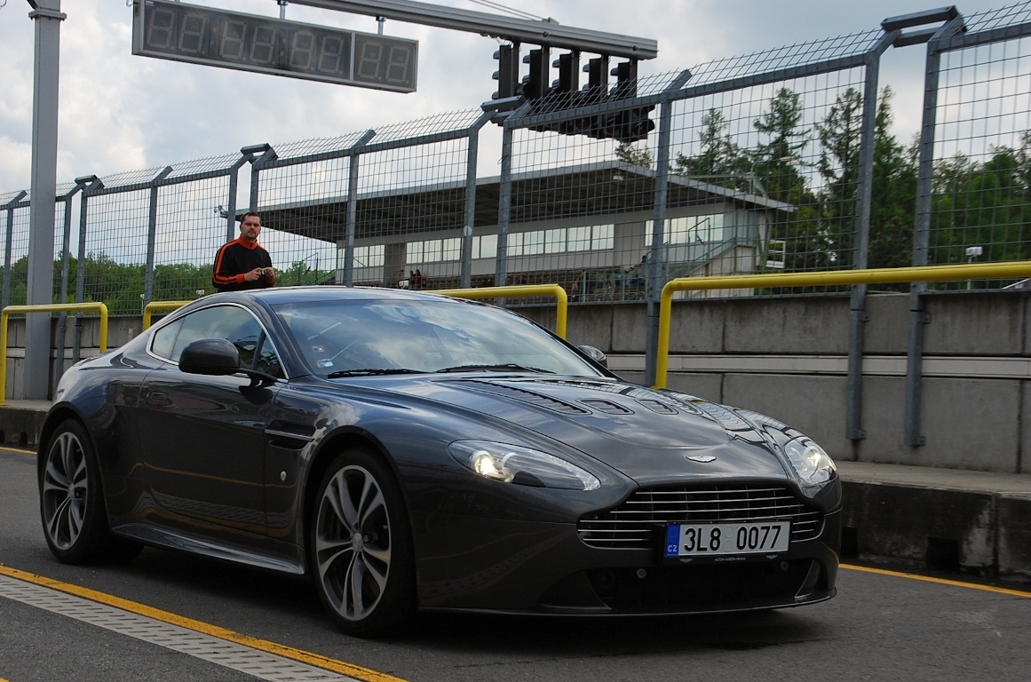 Aston Martin V12 Vantage