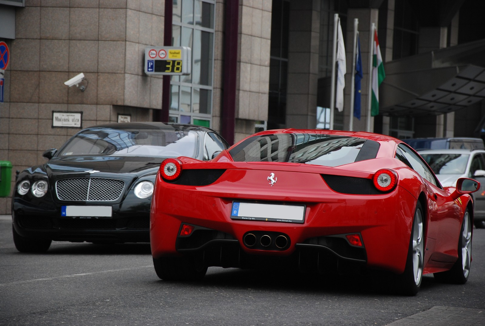 Ferrari 458 Italia - Bentley Continental GT