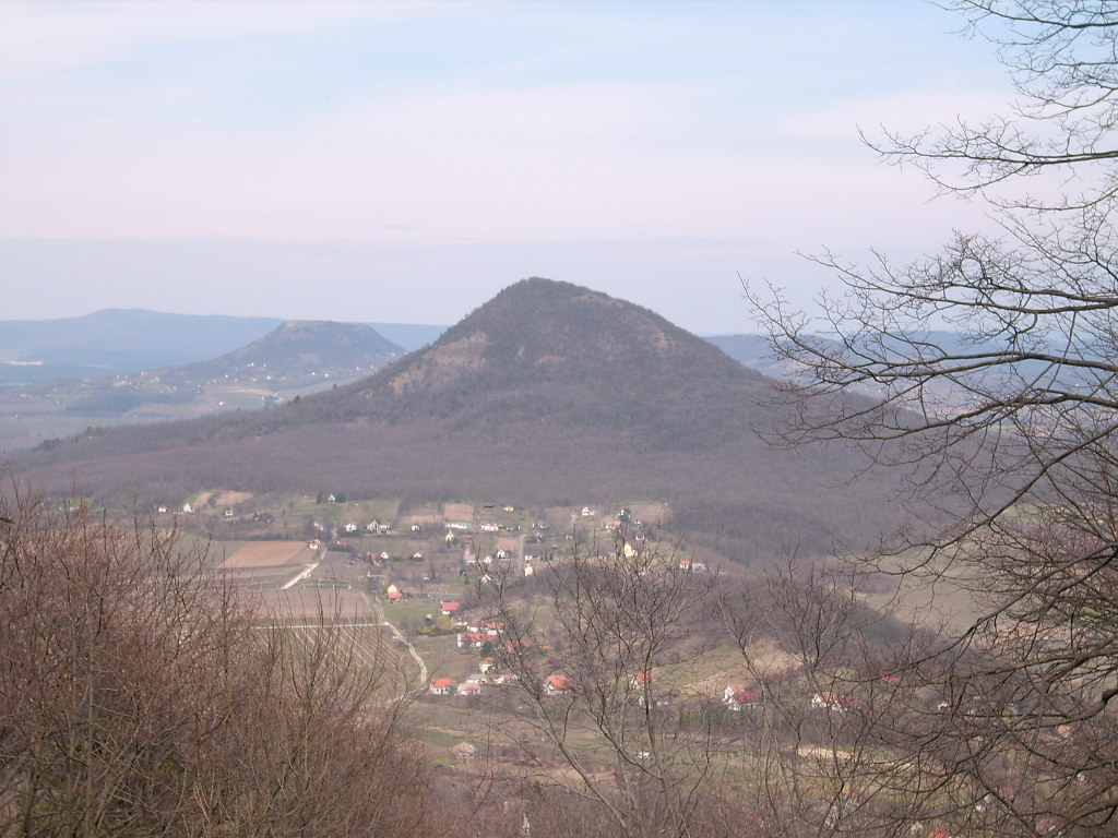 Balra Szent György-hegy, középen Csobánc Badacsony 20100321