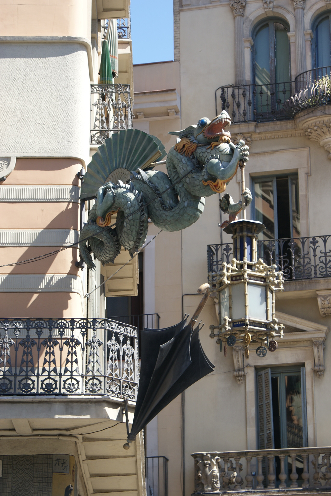 sárkány és esernyő La Rambla Barcelona