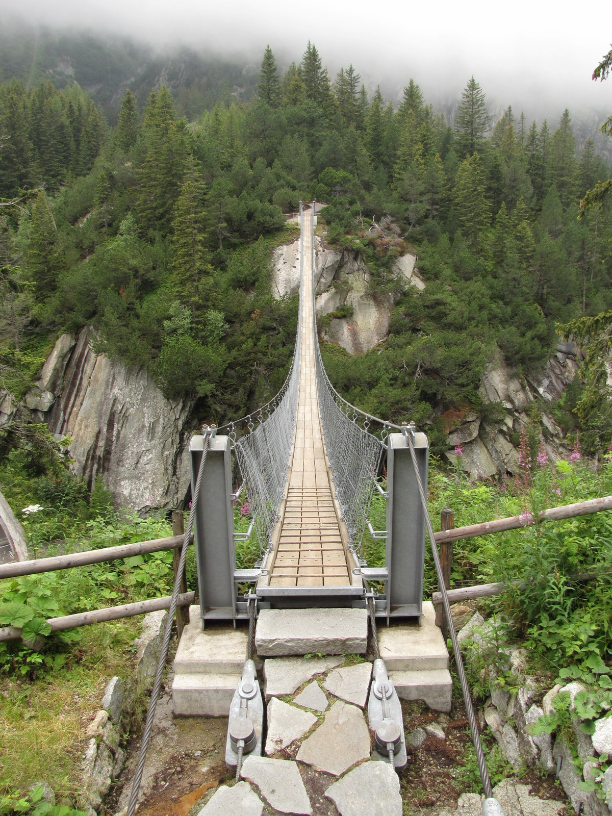 Svájc, a Grimselpass felé menő út felett átívelő függőhíd Handeg