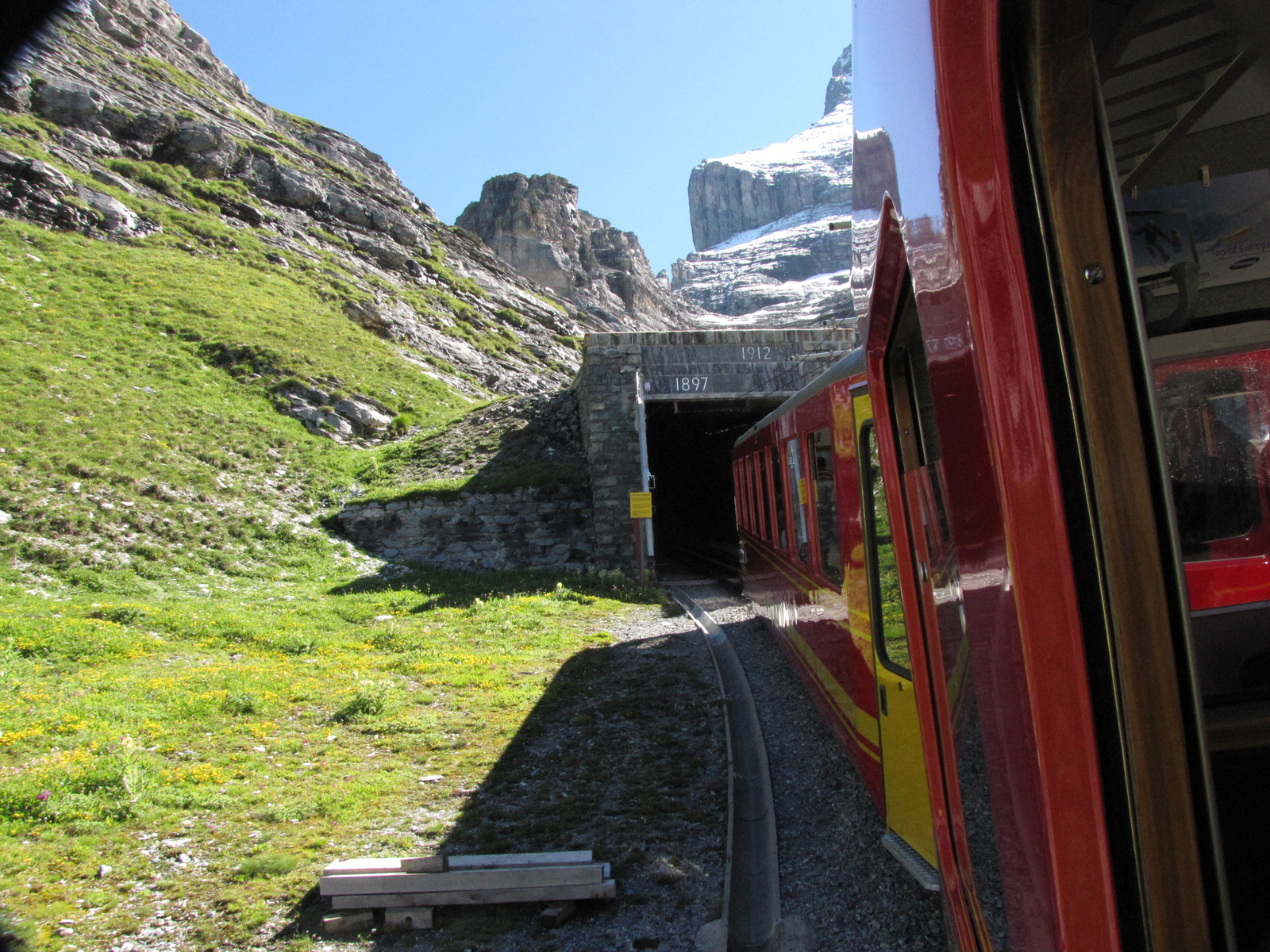 Jungfrau Region, Jungfraubahn, a fogaskerekű bemegy az al