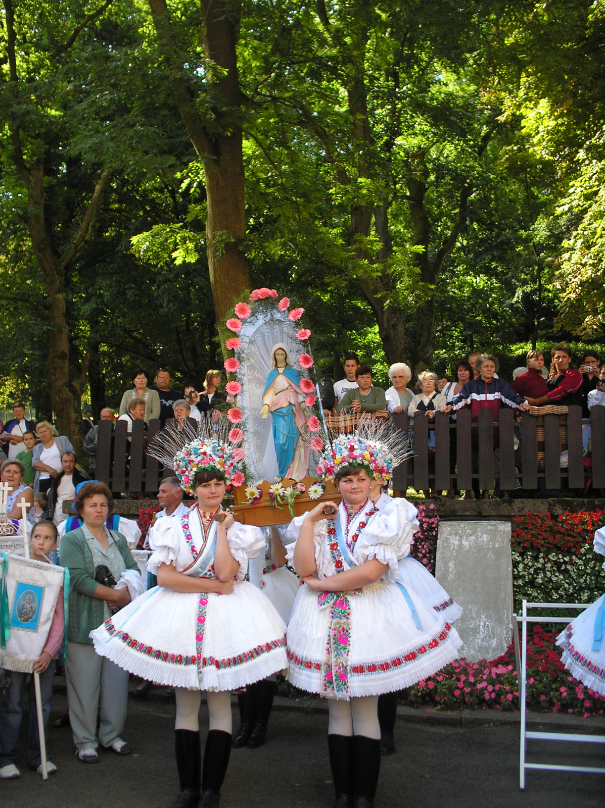 ők is a körmenetre várnak