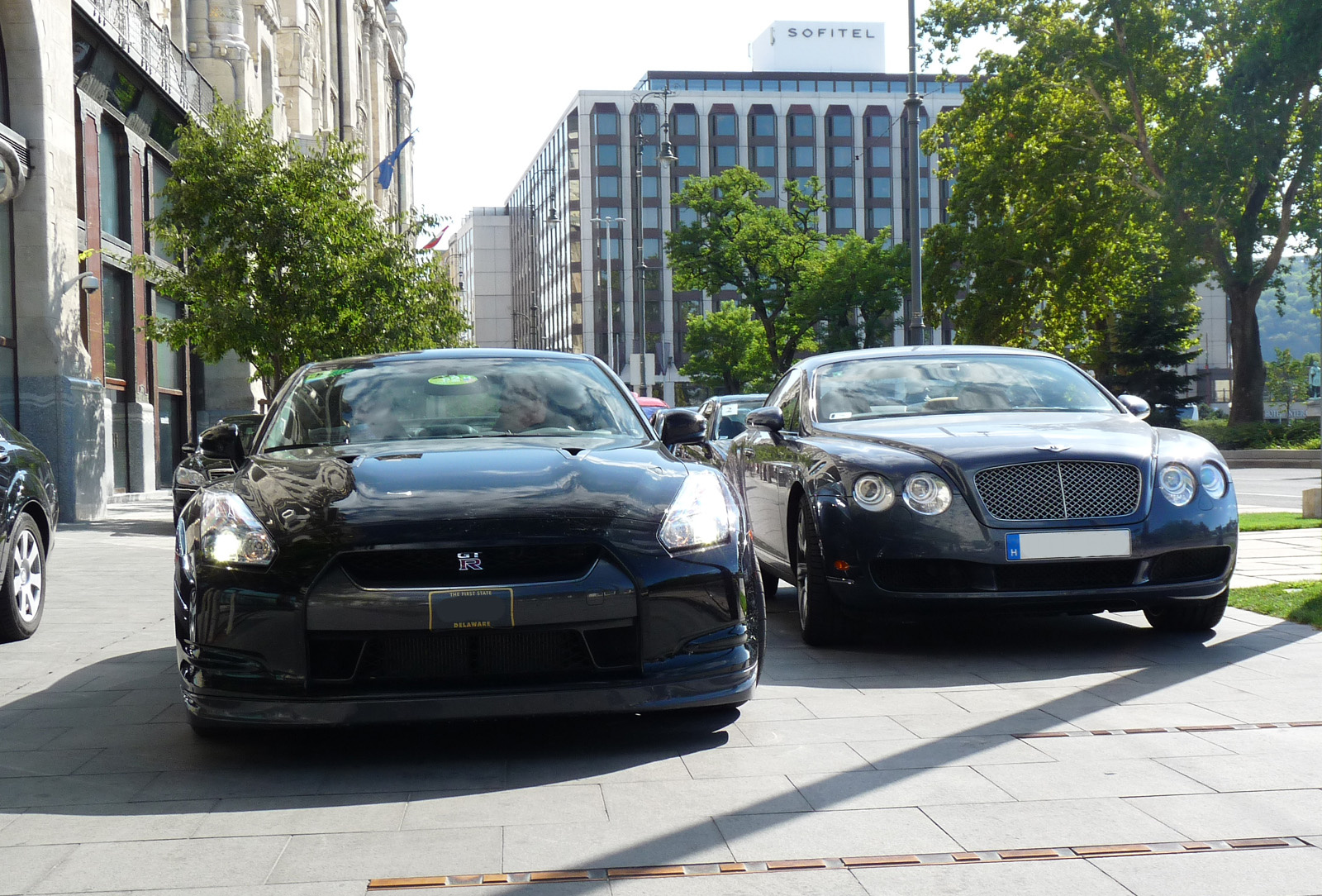 Nissan GT-R - Bentley Continental GT