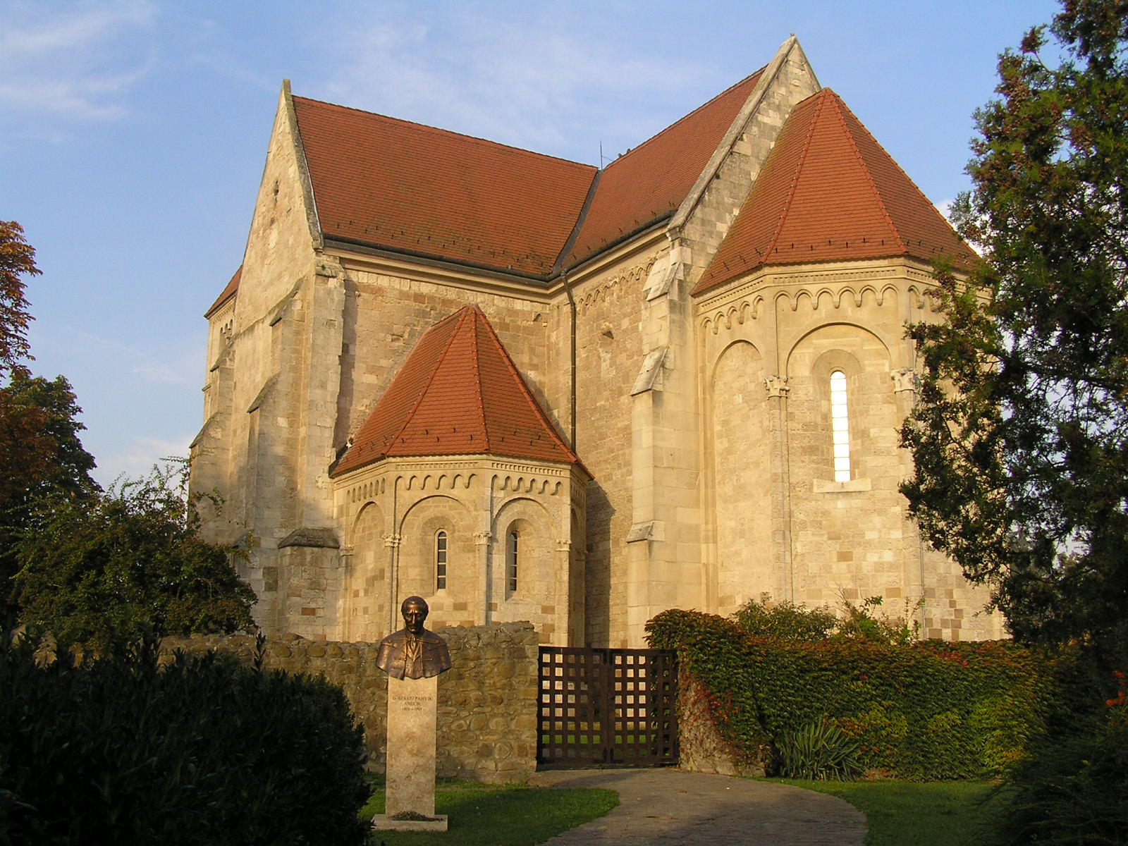 . 001 Ócsa Árpád kori román templom