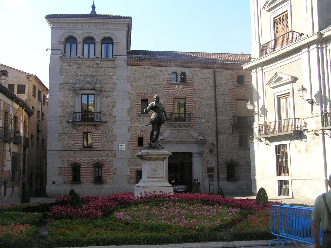 0794 Madrid Cisneros ház Alvaro de Bazan szobra