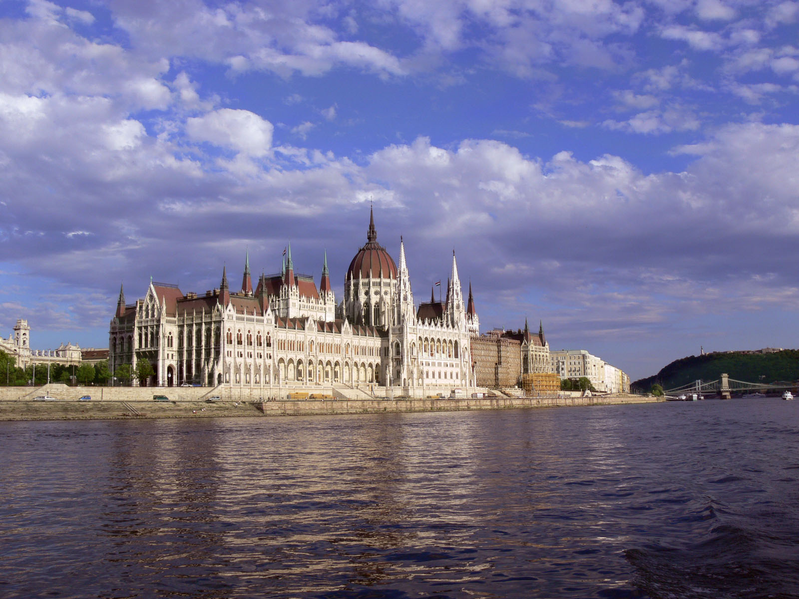 Országház a Duna felől