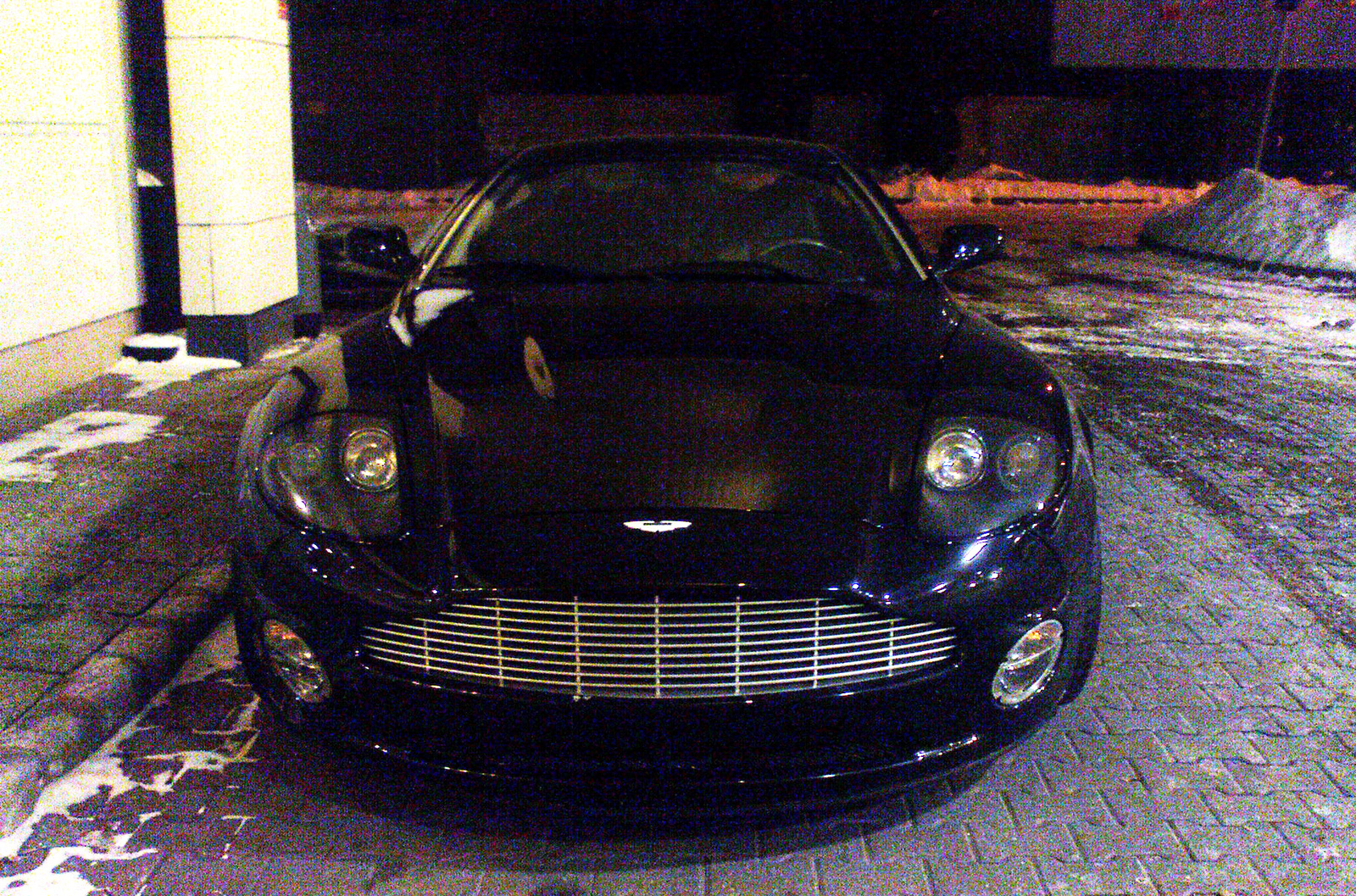 Aston Martin V12 Vanquish