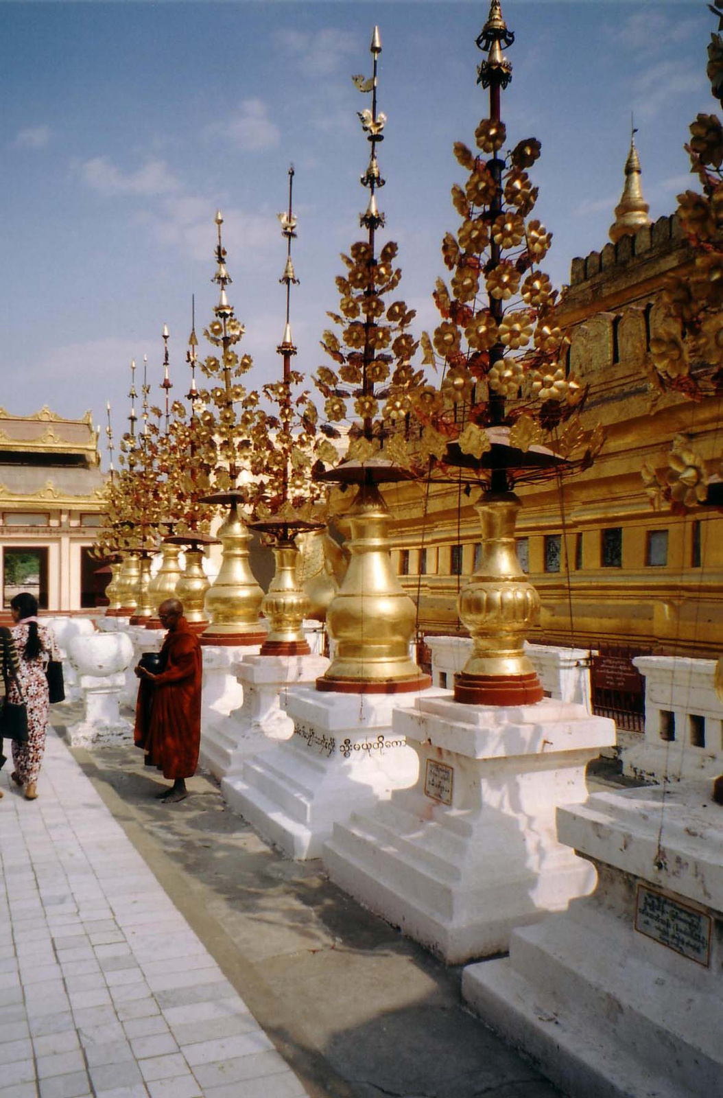 A dúsan aranyozott Shwezigon Pagoda