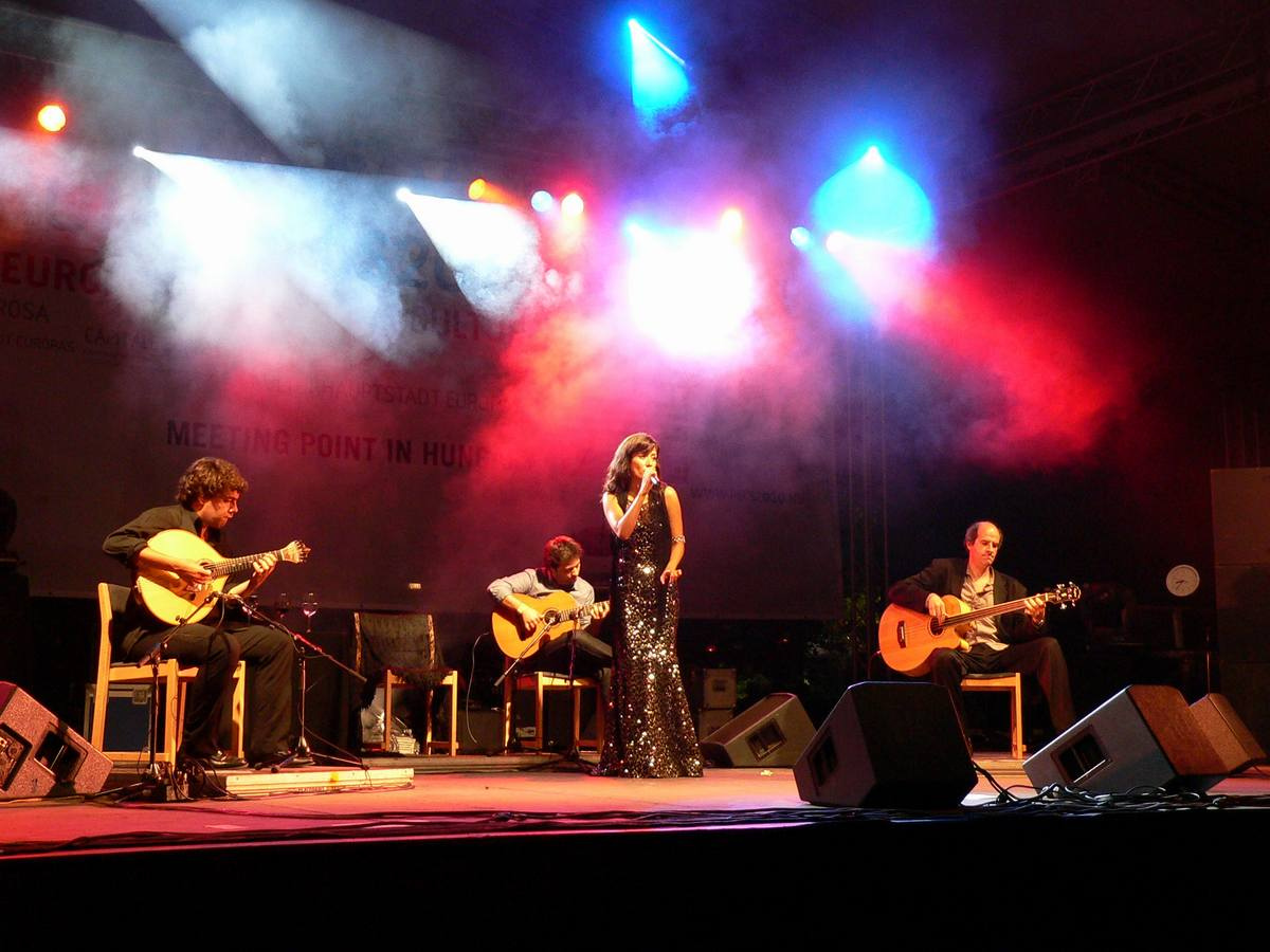 Ana Moura fado-t énekel