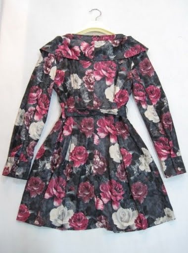 90805B-17 D&G RED POLYESTER DUSTCOAT SIZE 2 4 6(BACK) PRICE USD 