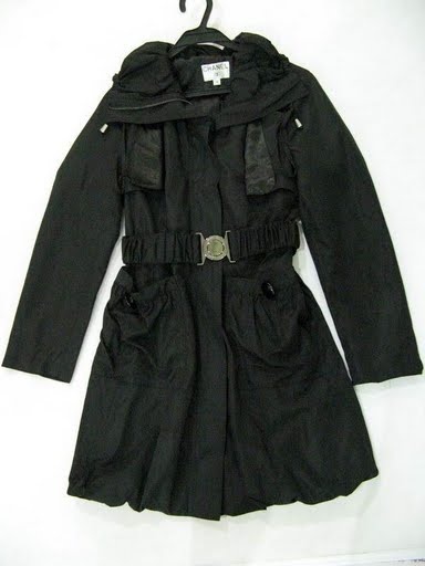 90729C-10A   CHANEL BLACK POLYESTER DUSTCOAT SIZE 2 4 6  PRICE U